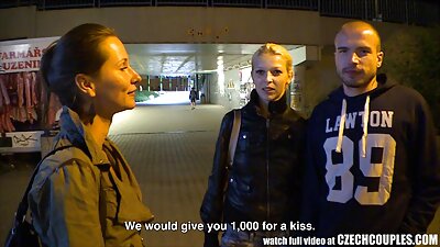 Helvetin kuuma ruskeaverikkö tyttöystävä ja hankaus hänen klitoris ihana sukupuoli orgasmi